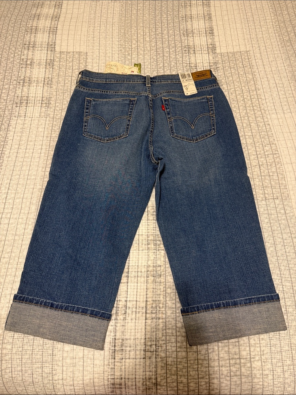 Levi’s size 14 regular fit sits below the waist capri stretch blue jeans NWT - Picture 2 of 2